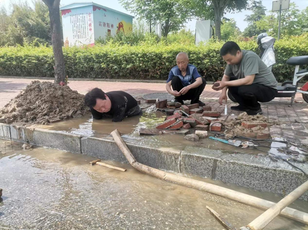 bet356体育邓州市水务集团自来水有限公司：消防栓损坏漏水急抢修 优化企业发展