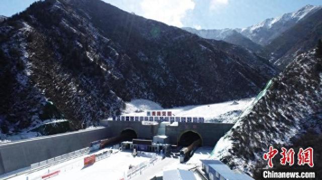 bet356体育亚洲官网青海省埋深最大的公路隧道乐化隧道双幅贯通